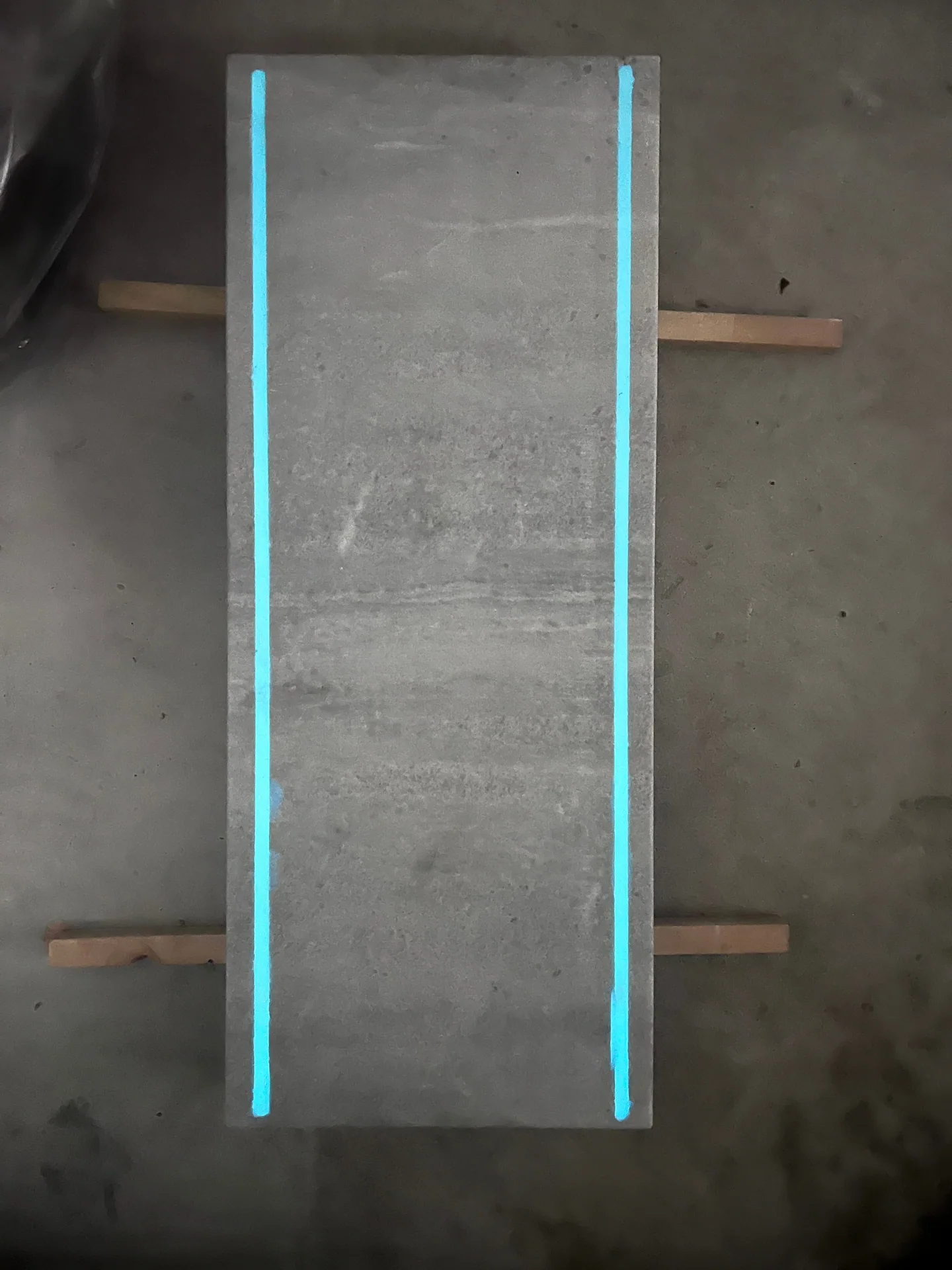 Silberblaue Marmor leuchtstreifen.jpg